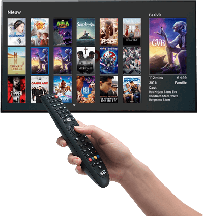 Hand met afstandsbediening en tv met films erop