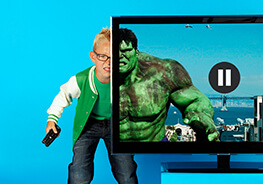 Jongetje naast tv met superheld