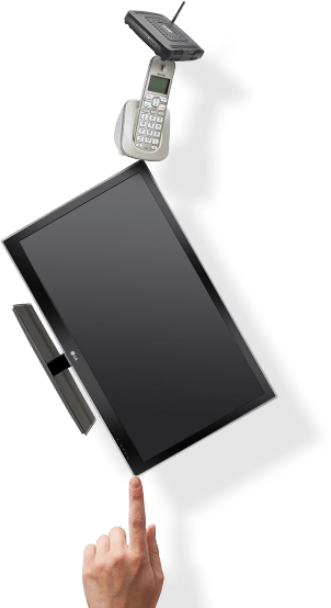 Vinger die wijst naar een tv, telefoon en modem